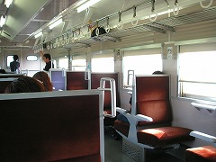 2+1列の車内