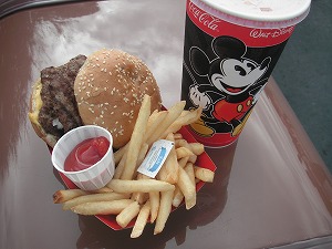 昼食のハンバーガー