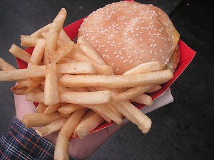 昼食にハンバーガー