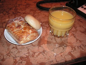 ラウンジで朝食
